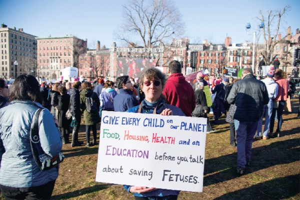 21일 보스톤 커먼에 모인 약 17만 명의 집회 참석자들은 각기 반 여성차별, 반 트럼프, 반 인종차별 및 반 성소수자 차별 등 다양한 피켓을 들고 집회에 참석했다