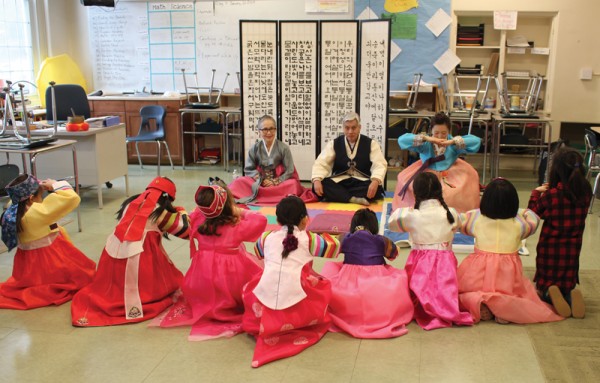 뉴잉글랜드 한국학교(교장 남일, 학부모회장 이미경)는 1월 21일 다채로운 민속놀이방과 세 곳의 세배방을 열어 할머니 할아버지, 부모님들께 세배를 드리고 덕담을 듣는 설날 문화 및 예절배우기 행사를 개최했다