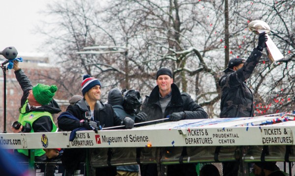슈퍼볼 MVP로 선정된 탐 브레디(사진 가운데)가 백업 선수인 지미 거라폴로(왼쪽), 자코비 브리셋(오른쪽)과 함께 등장하자 시민들은 그의 이름을 연호했다
