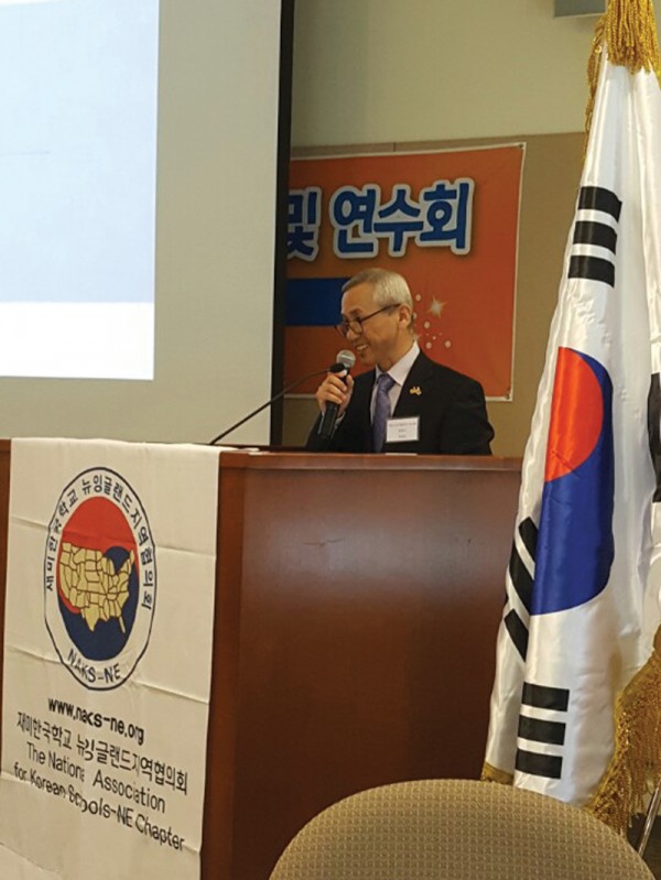 교사들의 노고와 한국학교협의회의 노고를 격려하고 있는 엄성준 총영사