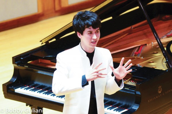 한국계 피아니스트 찰리 올브라이트(24)가  3월 26일(일) 케임브리지 론지 음악대학에서 열린  독주회에서 자신이 연주할 곡들을 직접 소개하고 있다 (사진=Bobby Guliani)