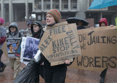 보스톤 시청 앞에서 지역 경찰의 불법이민자 감금을 반대하며 시위하고 있다