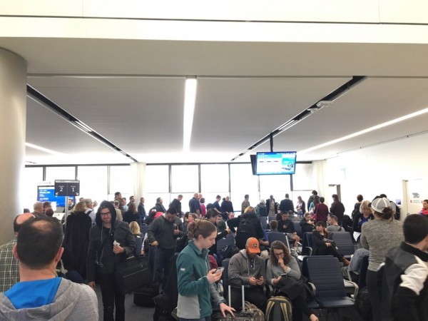 3월 보스톤에 내린 폭설로 항공편이 딜레이 되면서 많은 승객들이 LA공항 탑승구에서 대기하고 있는 모습