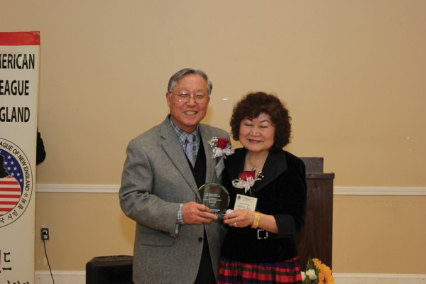 시민협회 현-감사로 봉사하고 있는 김문소 박사(왼쪽)가 지역봉사상을 수상했다