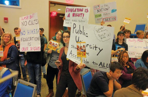 UMASS 보스톤의 일방적인 강의 축소와 예산삭감으로 학생과 교수진들이 반발하고 있다 (사진 : UMASS 보스톤 노동자조합 제공)