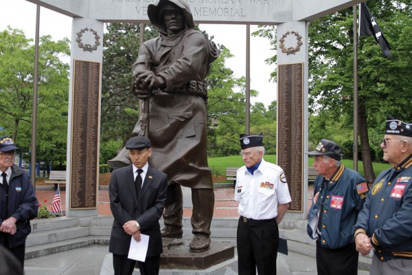 5월 29일 보스톤 첼시 소재 한국전 참전용사 기념비에서 추모식을 갖고 있다