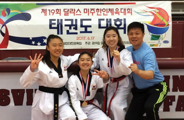 미주한인체전에서 이지영, 이지성, 이지수(사진 좌측부터) 세자매가 출전해 2개의 은메달을 획득했다. 사진은 코치 홍순우 사범과 함께 촬영했다