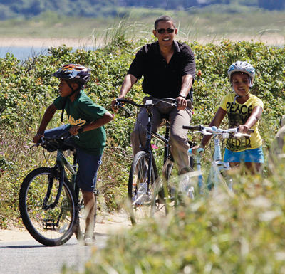 2009년 마타스 비녀드에서 가족과 함께 휴가를 보내고 있는 전 오바마 미국 대통령