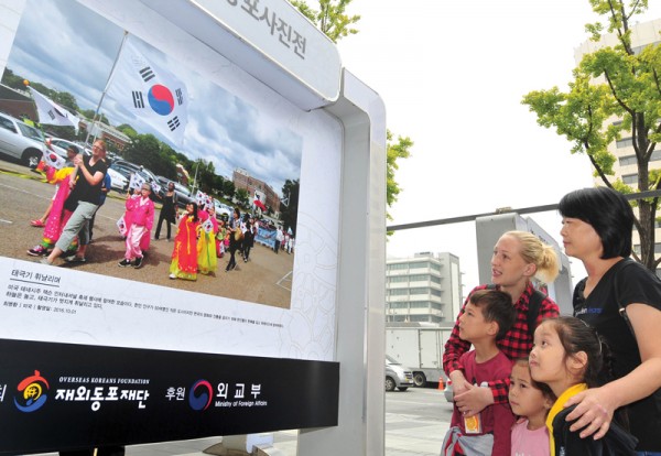 제5회 재외동포 사진전 개회에 앞서 사진전을 둘러보고 있는 국내 거주 고려인과 아이들