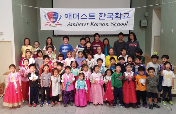 애머스트 한국학교는 10월 6일 학생들과 교사 그리고 가족들이 한자리에 모여 추석 행사를 즐겼다