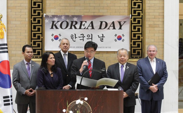 10월 26일 매사추세츠 주청사에서 열린 한국의 날 기념식에서 매사추세츠 태키 챈 하원의원(가운데)이 한국의날 선포서를 읽고 있다. (사진좌측부터) 로디 맘, 게이코 오랠, 폴 슈미드, 태키 챈, 도덜드 웡 하원의원과 로버트 들리오 하원의장