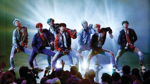 방탄소년단이 2017년 American Music Awards에서 공연하고 있는 모습