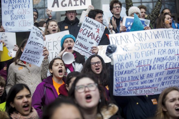 매사추세츠 주 의회에 앞에서 총기 규제 강화를 요구하며 시위를 벌이고 있는 학생들