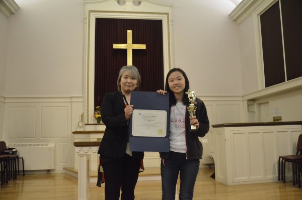 한국학교협의회 글짓기대회에서 저학년 전체 대상을 수상한 최서경 학생이 이현경회장으로부터 상장을 수여받았다