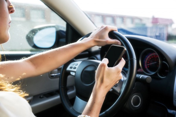 로드아일랜드 주는 6월 1일부터 운전중 핸드폰을 귀에 대고 통화하는 것이 금지된다