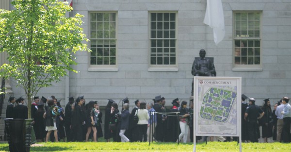 하버드 졸업생들은 65%가 진보적인 정치성향을 갖고 있으며 보수적인 성향이라고 밝힌 졸업생은 11%에 불과했다. 24일 하버드 야드 존 하버드 동상에서 기념 촬영을 하고있는 졸업생들