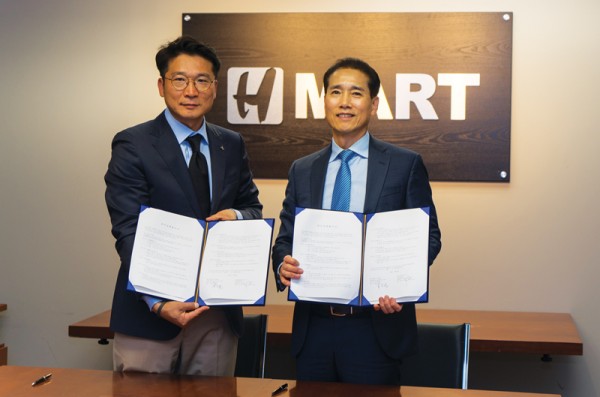 미주 최대 아시안 마켓 H마트가 한국 인삼공사(이하 KGC) 정관장과 업무협약(MOU)을 체결하고 H 마트의 전 매장과 온라인 마켓에서 정관장 제품 판매를 시작한다고 6월 8일 발표했다