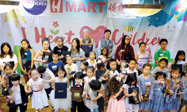제5회 H마트 어린이 그림그리기 대회에서 Pre-K의 어린이 바나바스 류(Barnabas Ryu) 학생이 대상을 차지해 $1,000의 장학금 및 특별트로피, 상장을 수여 받았다