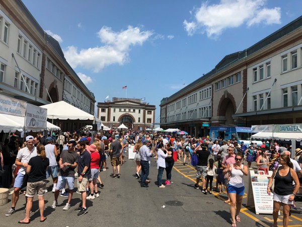 보스톤의 수산업계를 장려하기 위한 해산물 축제(Boston Seafood Festival)가 보스톤 피시피어에서 5일 5천여명이 참여한 가운데 개최됐다