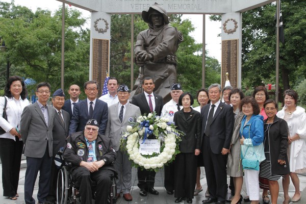 피우진 보훈처 장관이 찰스타운 네이비야드 소재 한국전참전용사 기념탑을 11일 찾아 헌화했다