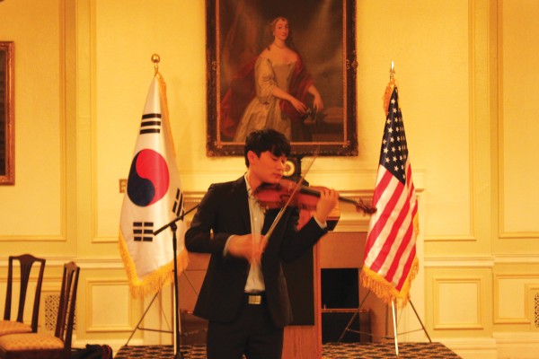 세계적 바이올리니스트 주인모씨가 파가니니, 바흐, 이영주씨 세 작곡가의 곡을 연주해 청중들의 환호를 이끌어 냈다