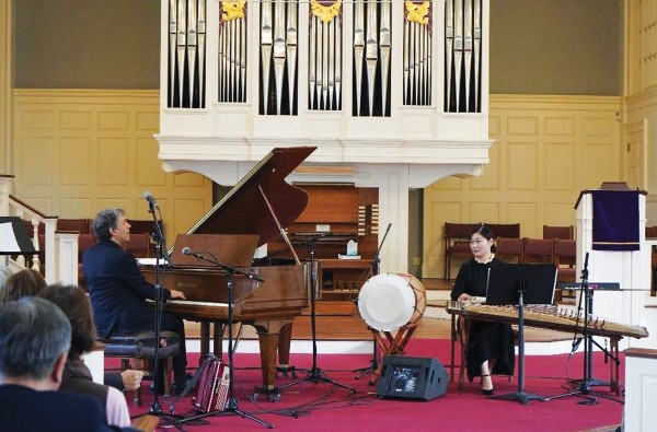 3월 30일 뉴튼의 엘리어트 교회에서 개최된 음악회 '믹싱잇업'에서 피아니스트 한쿠스 네츠키 교수(왼쪽)와 가야금 연주가 김도연씨가 함께 연주하고 있다