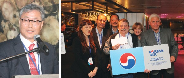 축하인사를 통해 한국과 보스톤의 더 밀접한 인적, 경제적 교류를 제안한 김용현 총영사(사진 좌측), 대한항공과 델타항공은 추첨을 통해 항공권을 선물로 증정했다
