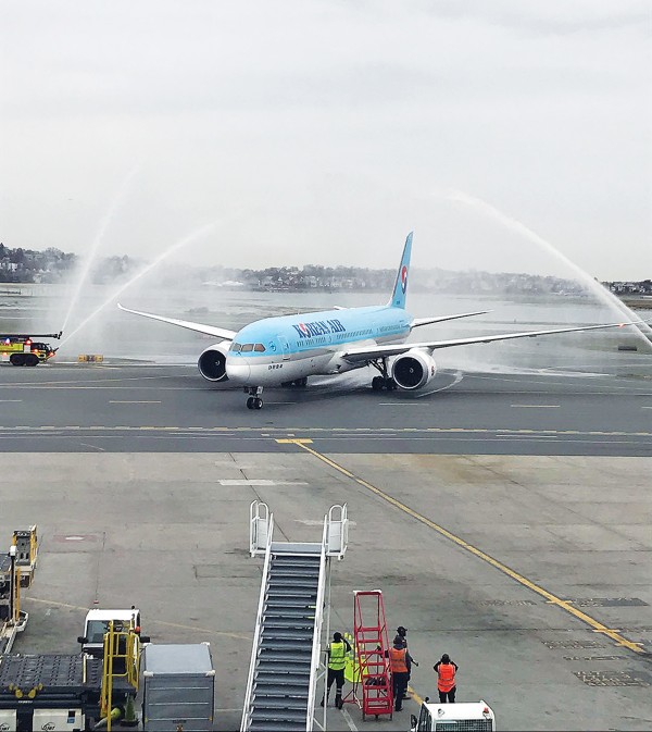 한국에서 첫출발해 12일 오전 10시 24분 로건공항에 착륙한 대한항공기에 로건공항의 전통인 워터 설루트(Water salute)를 하고 있다