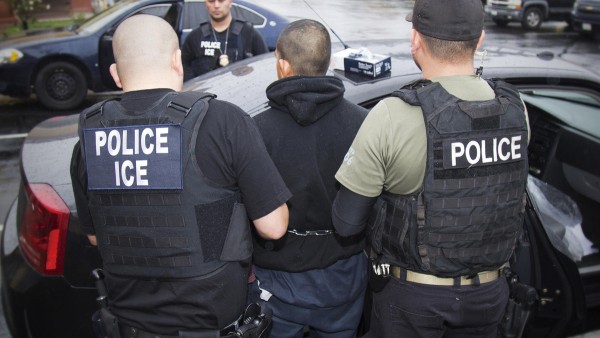 이민 단속관들이 매사추세츠 주의 법원 주변을 지키고 있다가 법원에 출두하는 이민자들을 체포하는 행위를 멈추어 달라는 소송이 제기되었다