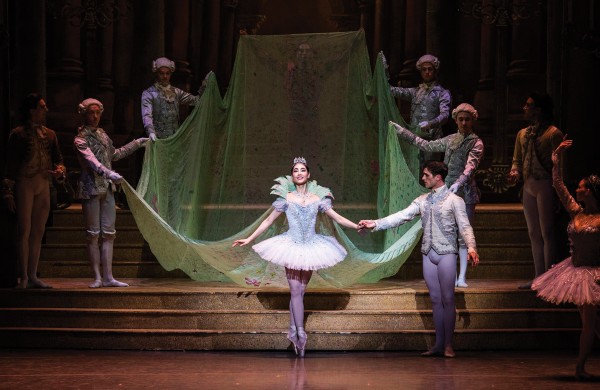 5월 10일 보스톤오페라하우스에서 공연된 신데렐라의 주연을 맡은 한서혜 씨가 2막에서 계단을 발끝으로 앞만 보고 내려오는 장면