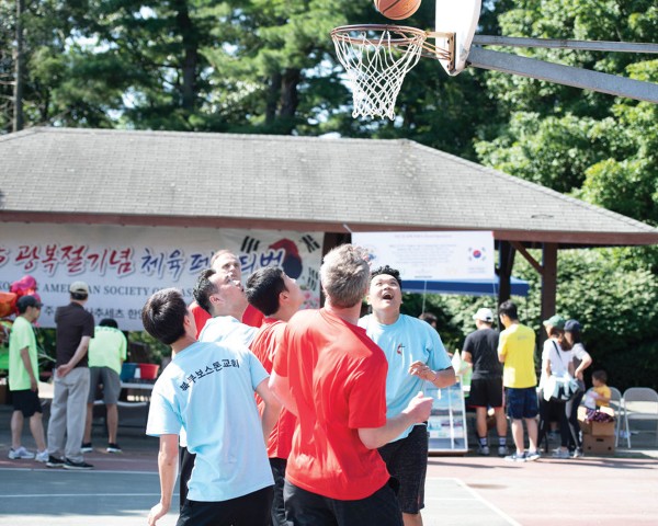 메사추세츠 한인회는 8월 10일 토요일 워터타운 아스털 파크에서 광복절 기념 체육대회를 개최했다. 나사렛 사람의 교회와 북부보스톤교회 팀이 농구경기에서 볼을 다투고 있다
