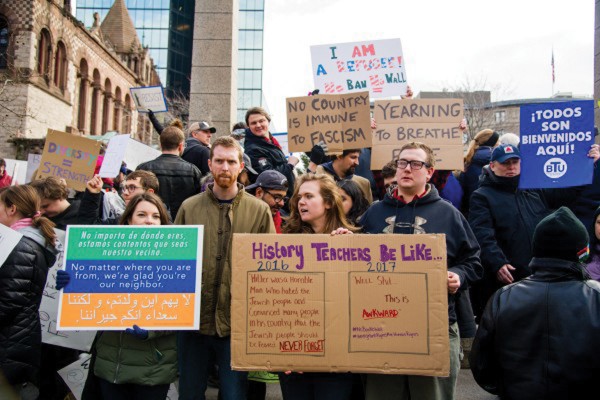 카플리스퀘어에서 이민자들 입국을 금지하는 이민행정명령에 반대하는 시위 2017년