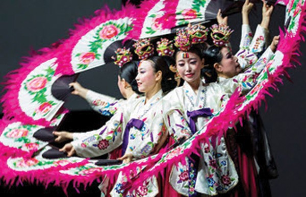 한국의 무형문화재 이매방 선생이 살풀이춤을 이수한 석연 이승연씨가 이끄는 한국무용단이 10월 12일 렉싱턴에서 공연한다