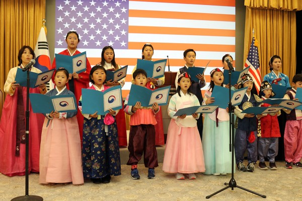 뉴잉글랜드 한국학교 합창단의 애국가 및 미국국가 합창 