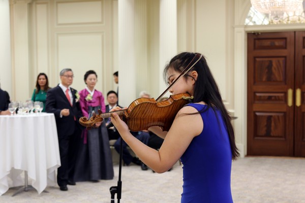 한국의 바이올린 신동 이수빈 씨의 연주 