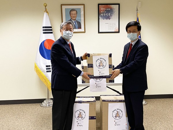 10일 뉴튼 소재 보스턴 총영사관에서 김용현 총영사가 남일 한국학교협의회장에게 국산 방역용 마스크를 전달하고 있다