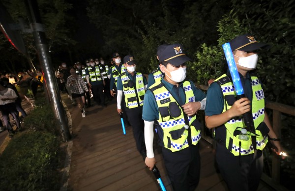 경찰에 박원순 서울시장이 실종됐다는 신고가 들어온 9일 오후 서울 종로구 와룡공원 일대에서 경찰이 야간수색을 하고 있다. 2