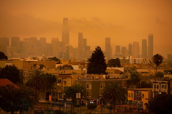 산불 연기에 뒤덮힌 샌프란시스코 시내 전경