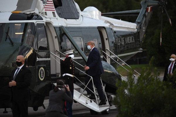 미국 대통령 전용헬기 '마린원'을 타고 월터 리드 군병원을 떠나는 트럼프 대통령. 일반인들이라면 이런 치료는 꿈꾸기 힘들다.
