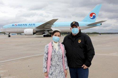 지난 4월 한국산 진단키트를 수송한 비행기 앞에서 포즈 취한 호건 주지사 부부