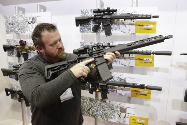 2019년 NRA 연례총회에 전시된 AR-15 소총을 만져보는 참석자