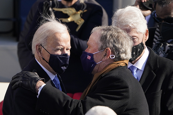 미국 워싱턴DC 연방의회 의사당 앞 대통령 취임식장에서 20일(현지시간) 취임식을 마친 조 바이든(왼쪽) 제46대 대통령이 조지 W. 부시(오른쪽에서 두 번째)·빌 클린턴(맨 오른쪽) 전 대통령과 담소를 나누고 있다.
