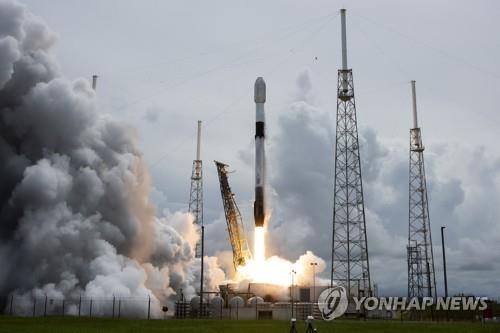 지난 6월 30일(현지시간) 미국 플로리다주 케이프 커내버럴 우주기지에서 우주탐사 기업 스페이스X의 재활용 팰컨9 로켓이 발사되고 있다