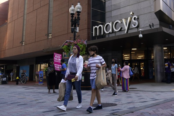 미국 보스턴의 한 백화점에서 쇼핑을 마치고 나오는 시민들