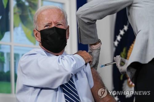 부스터샷 접종하는 조 바이든 미국 대통령