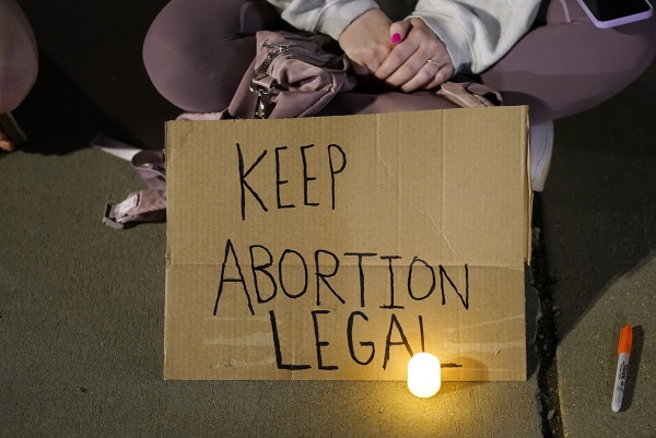낙태 합법화 유지 유출된 대법원 초안에 항의하는 시위대