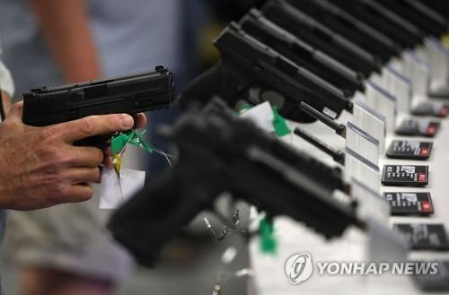 미국 텍사스에서 열린 미국총기협회(NRA) 연례모임에 전시된 총기들