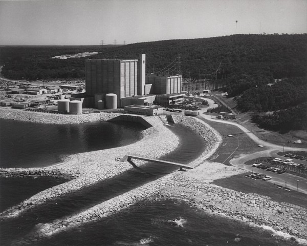 보스톤 에디슨이 1972년 만든 플리머스 필그림 원전.  원전은 더이상 전력은 생산하지 않지만 폐기물 처리는 여전한 문제가 되고 있다