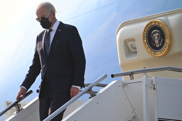 20일(현지시간) 오산 미군기지에 도착한 조 바이든 미 대통령이 전용기 에어포스원의 트랩을 내려오고 있다.
