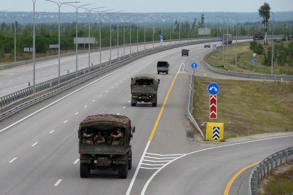 무장반란을 일으킨 바그너 그룹 군용차들이 24일(현지시간) 오후 러시아 남서부 보로네시를 지나 모스크바로 향하는 고속도로를 달리고 있다